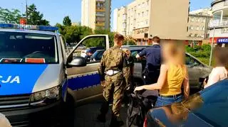 Policjanci uwolnili psa uwięzionego w samochodzie