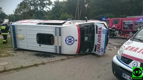 Karetka na boku, trzy osoby ranne. "Nie jechała na sygnale"