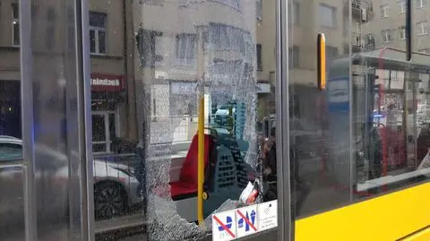 W przypływie emocji wybił szybę w tramwaju