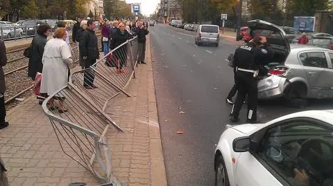 Opel wjechał w przystanek na Grochowskiej