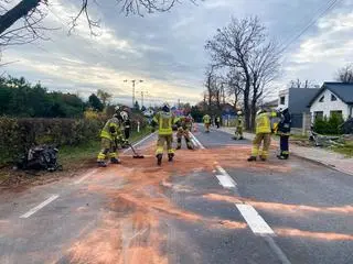 Samochód uderzył w ogrodzenie 