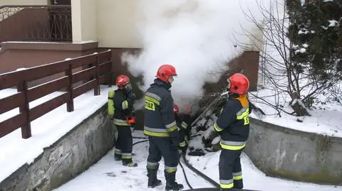 Pożar i mnóstwo dymu w piwnicy