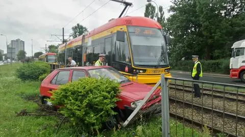 Przejechał przez trawnik i zakleszczył się w barierkach