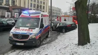 Audi uderzyło w latarnię