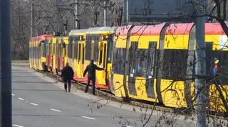 Pasażerowie opuszczają tramwaje