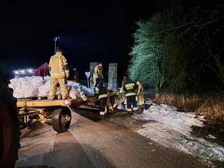 Działania strażaków na terenach zagrożonych powodzią