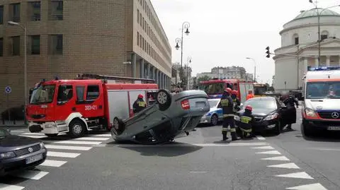 Zderzenie na placu Trzech Krzyży. Skoda na dachu