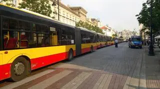 Rowerzysta pod kołami autobusu