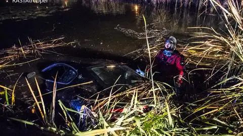 Maserati w stawie. "Chciał uniknąć konfrontacji z jadącym z naprzeciwka"