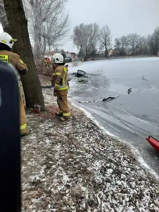 Samochód w stawie w miejscowości Kroczewo