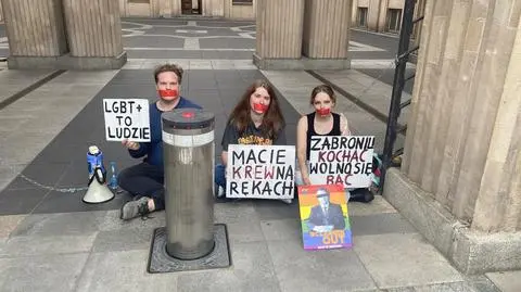 PiS kontra ludzie LGBT+. Czy łańcuch i troje nastolatków wystarczą, by powstrzymać wojnę? 
