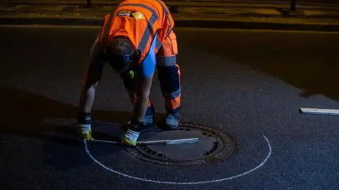 Drogowcy naprawili studzienki na Trasie Łazienkowskiej. To jeszcze nie koniec