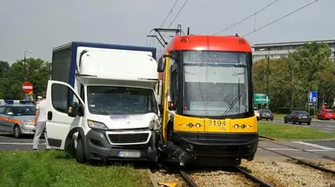"17" zderzyła się z peugeotem. Utrudnienia w alei Niepodległości