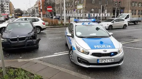 Zderzenie trzech aut. Policja: jeden z kierowców uciekł, potem wrócił, ma ponad trzy promile