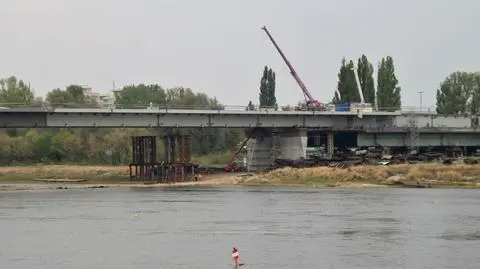 W piątek kończą nasuwać konstrukcję. Samochody mają pojechać za miesiąc