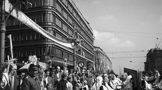 Centralne Dożynki w Warszawie. Uczestnicy pochodu w pobliżu Centralnego Domu Towarowego, 1958