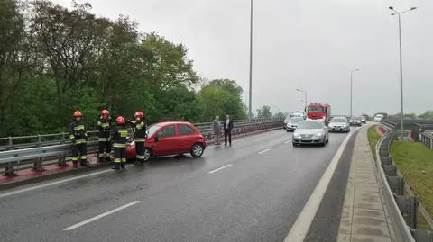 Zderzenie w al. Prymasa Tysiąclecia. Auto na barierkach