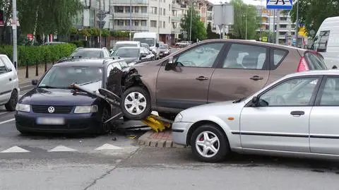 Po zderzeniu zawisł na znaku drogowym