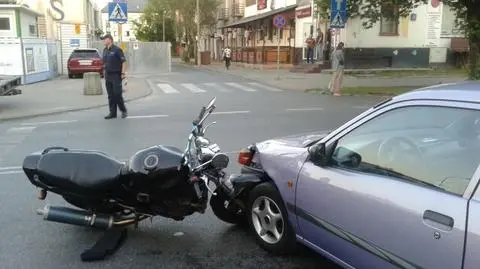 Zderzenie toyoty i motocyklisty na Pradze 