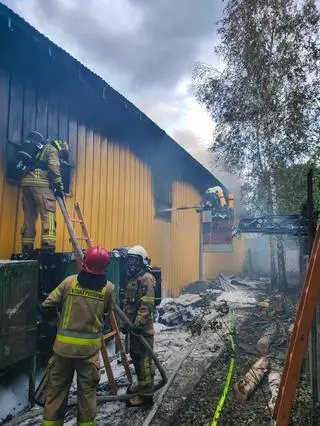 Strażacy dogaszają pożar w Sulejówku 