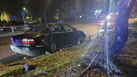 Samochód na barierkach, w środku pijane osoby. Żadna nie przyznaje się do kierowania