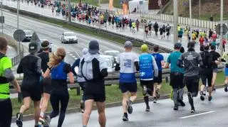 Zawodnicy na trasie Półmaratonu Warszawskiego