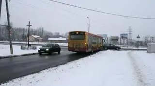 Nie sprzątneli oznakowania po remoncie na ul