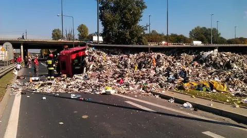 Ciężarówka ze śmieciami blokowała trasę AK