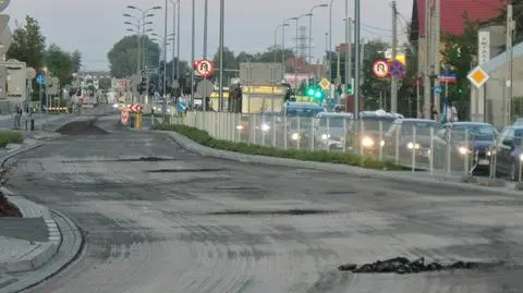 Kruszył się asfalt, musieli kłaść od nowa. W środę koniec prac na Łodygowej