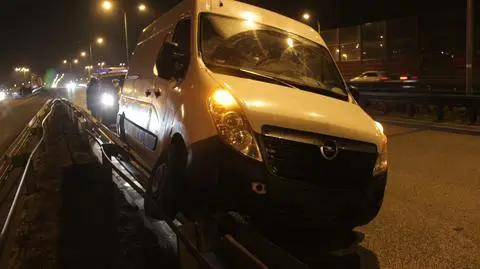 Dostawczy opel na barierce