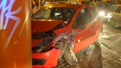 Wypadek na Woli. "Kierowca uderzył w słup"