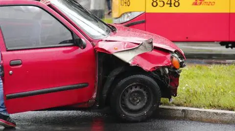 Rozbity fiat na środku skrzyżowania