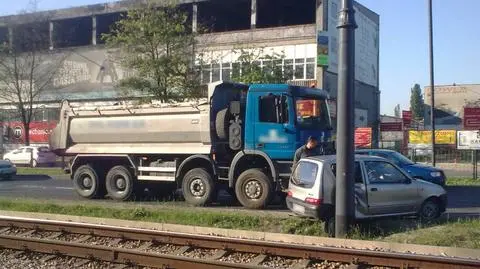 Zepchnął fiata na słup