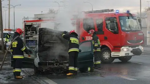 Spłonął volkswagen na wyjeździe z Warszawy