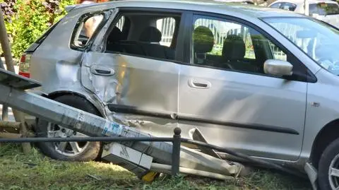 Honda skosiła latarnię, słupki i drzewo. Jedna osoba w szpitalu