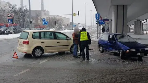 Kolizja na Białołęce. Kierowca pod wpływem. Tłumaczył, że kierowała żona