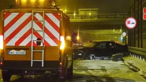 Lexus na barierkach na trasie S8