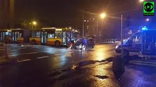 Zdrzenie autobusu z osobówką na Mokotowie