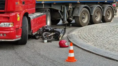 Zderzenie skutera z ciężarówką, ranna kobieta