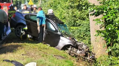 BMW spadło z nasypu po zderzeniu z betoniarką