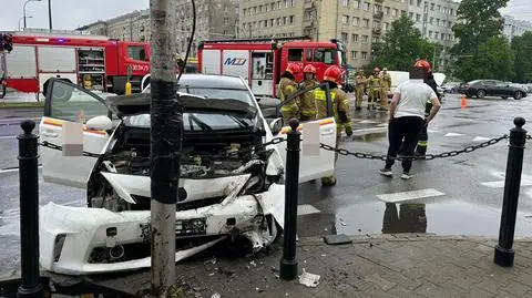 Taksówkarz zderzył się z innym autem i wjechał w sygnalizator