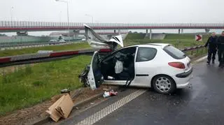 Poślizg zakończony na barierce. Kolizja na S8