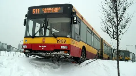 511 na barierkach. Kierowca nie zaciągnął hamulca