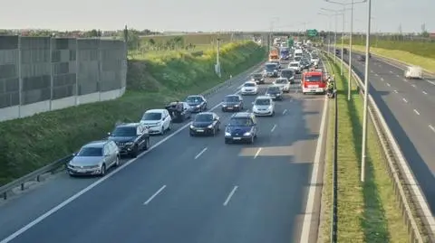 Trzy auta zderzyły się koło Raszyna. S8 i S2 stanęły w korku