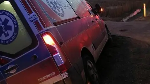 "Ukradł karetkę, uderzył w drzewo i wjechał do rowu"