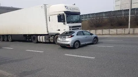 Kolizja na S8. Samochód ciężarowy zderzył się z hondą