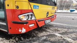 Zderzenie autobusu z samochodem na Bielanach