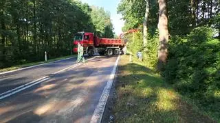 BMW spadło z nasypu po zderzeniu z betoniarką