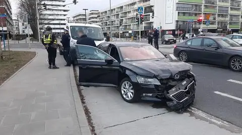 Urwany zderzak, rozbity bok. Zderzenie na Rydygiera