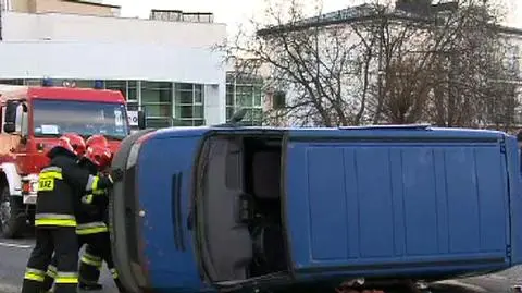 Wypadek na Wiertniczej, mercedes dachował, kierowca ciężko ranny